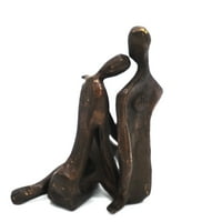 Даня Б във висока малка бронзова двойка, обхващаща скулптура