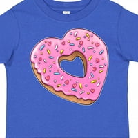 Мастически поничка във формата на сърце с розова черешка и поръсване на подаръци за малко дете или тениска за момиче