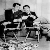 Dean Martin & Jerry Lewis в студийни столове, разглеждайки Star Photo Photo