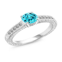 Gem Stone King 1. Ct кръг швейцарски синьо топаз бял диамант стерлинги сребро годежен пръстен